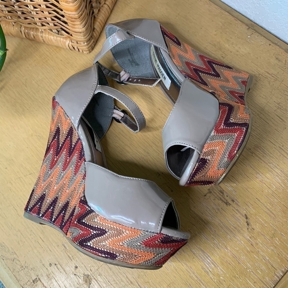 Steve Madden Tan Faux Leather Wedges With Patterned Embroidered Bottoms Size 6.5 - Picture 9 of 11